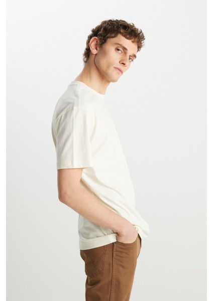 %100 Pamuk Relaxed Fit Geniş Kesim Bisiklet Yaka Minimal Logo Kırık Beyaz Tişört fiyatları