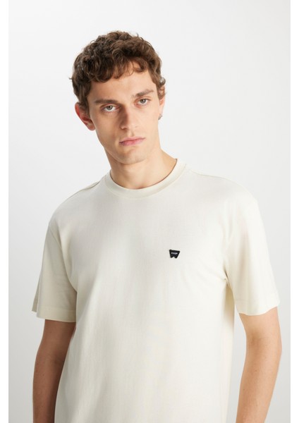 %100 Pamuk Relaxed Fit Geniş Kesim Bisiklet Yaka Minimal Logo Kırık Beyaz Tişört fırsatları