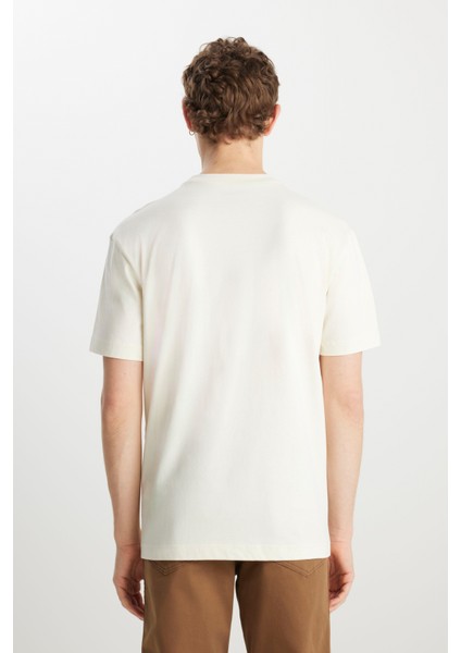 %100 Pamuk Relaxed Fit Geniş Kesim Bisiklet Yaka Minimal Logo Kırık Beyaz Tişört indirimleri