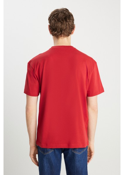 %100 Pamuk Relaxed Fit Geniş Kesim Minimal Logo Kırmızı Tişört indirimleri