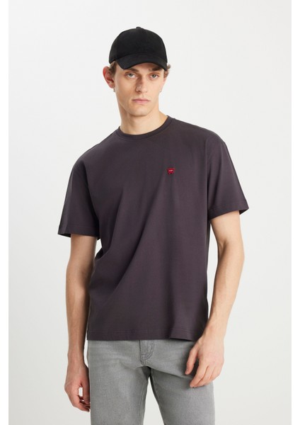 %100 Pamuk Relaxed Fit Geniş Kesim Bisiklet Yaka Minimal Logo Antrasit Tişört fiyatları