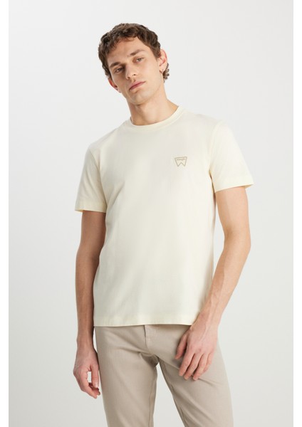 %100 Pamuk Regular Fit Normal Kesim Bisiklet Yaka Minimal Logo Bej Tişört