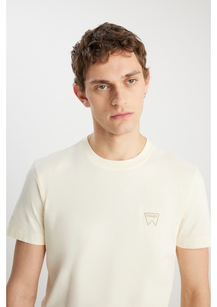 %100 Pamuk Regular Fit Normal Kesim Bisiklet Yaka Minimal Logo Bej Tişört