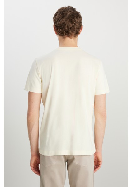 %100 Pamuk Regular Fit Normal Kesim Bisiklet Yaka Minimal Logo Bej Tişört