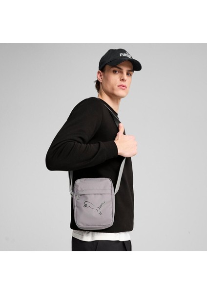 Şık ve hafif kahverengi taşınabilir omuz çantası, polyester materyal ile tasarlandı.