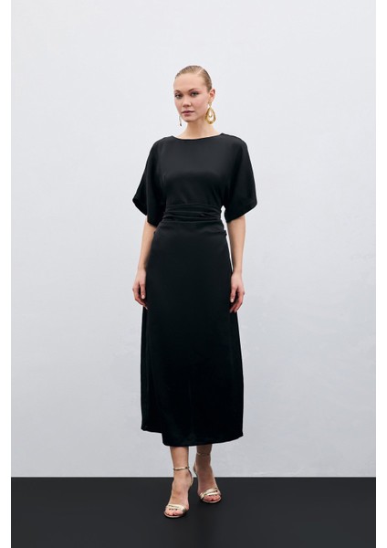Büzgü Detaylı Krep Saten Elbise - Siyah