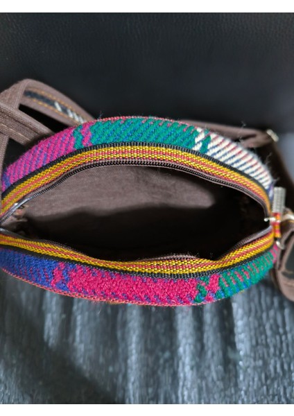Renkli kilim desenli şık kadın el çantası, günlük ve şık kullanım için ideal modelleri