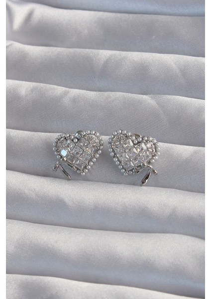 Pirinç Gümüş Renk Fiyonk Detay İncili Zirkon Taşlı Kalp Küpe