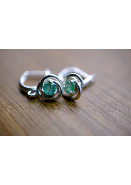0.54 ct Natural Zümrüt Taşlı Sallantılı Gümüş Küpe