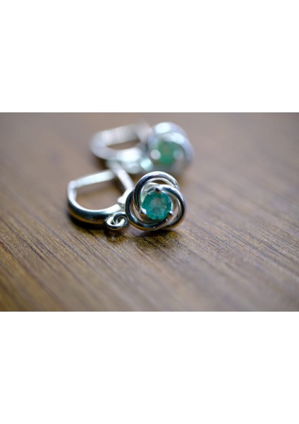 0.54 ct Natural Zümrüt Taşlı Sallantılı Gümüş Küpe