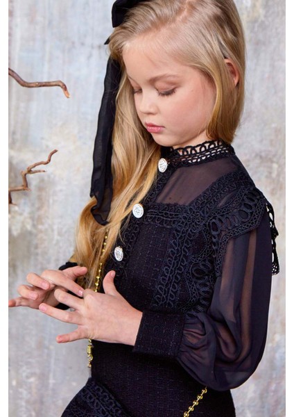 Kız Çocuk Omuzları ve Göğsü Güpür Işlemeli Taş Düğme Detaylı Şanel Siyah Elbise modelleri