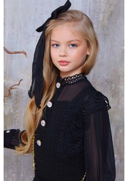 Kız Çocuk Omuzları ve Göğsü Güpür Işlemeli Taş Düğme Detaylı Şanel Siyah Elbise fırsatları