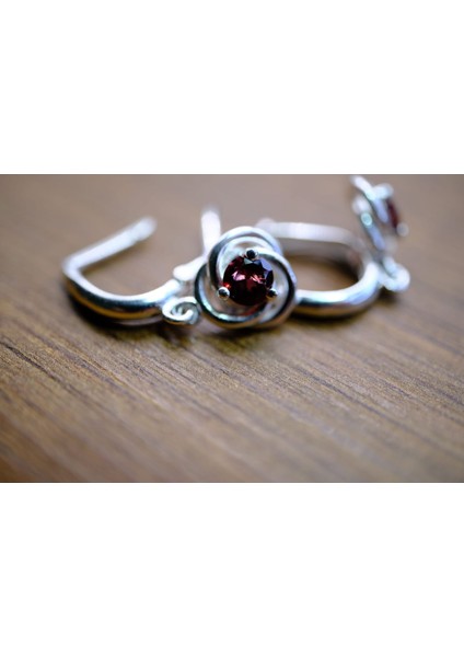 0.52 ct Natural Garnet Taşlı Sallantılı Gümüş Küpe