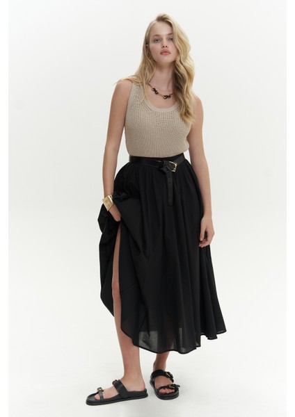 Amaya Bilek Hizasında Pileli Siyah Etek