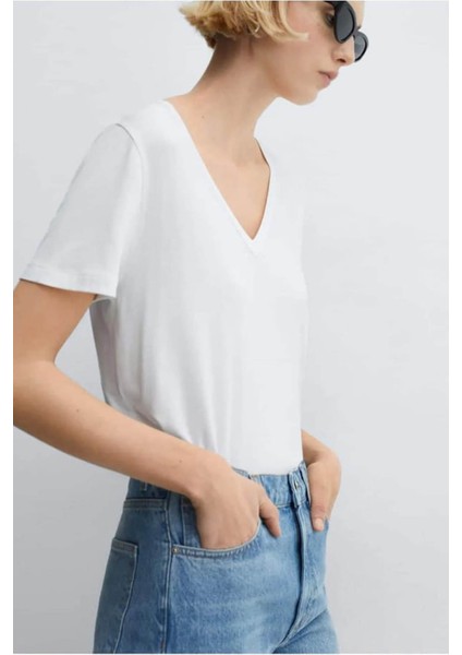 V Yaka Beyaz Kadın T-Shirt 25Y0021K1