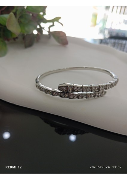 - Gümüş Renk Yılan Detaylı Çelik Kelepçe