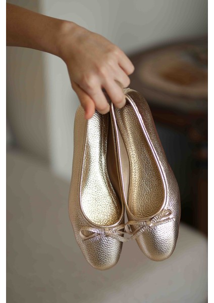 Kitty Deri Gold Cilt Fiyonk Detaylı Günlük Kadın Babet