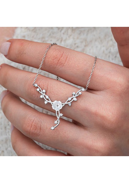 Gümüş Manolya Çiçeği Sarmaşık Kadın Kolye