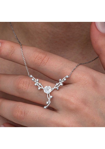 Gümüş Manolya Çiçeği Sarmaşık Kadın Kolye fiyatları