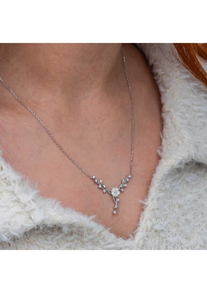 Gümüş Manolya Çiçeği Sarmaşık Kadın Kolye fırsatları