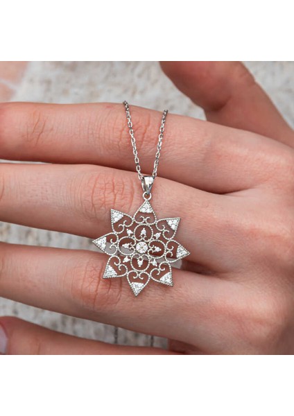 Gümüş Çiçek Desenli Kadın Kolye