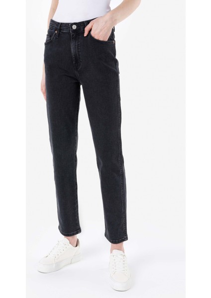 Slim Fit Orta Bel Daralan Paça Kadın Denim Jean Pantolon fırsatları