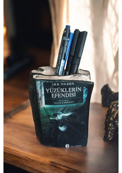 Yüzüklerin Efendisi Yüzük Kardeşliği Kitabı Şeklinde Kalemlik 10 x 8 cm Seramik Tozundan