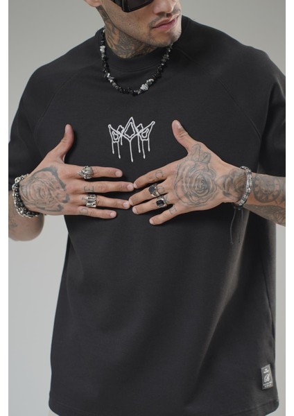 Önü Logolu Nakış Detaylı Reglan Kol Unisex Oversize Kalıp Tişört
