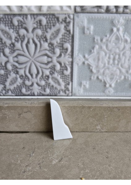 Parke Süpürgeliği Pratik Montajı İçin Sol Bitim Beyaz Plastik Aparatı (6 cm Süpürgeliğe Uygun) 10 Ad.