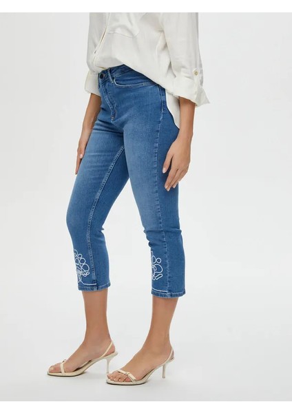 Paçası Ağaç Nakışlı Slim Fit Jean Caprı S25JCP001 modelleri