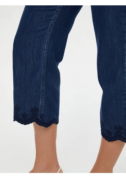 Paçası Dilimli Nakış Detaylı Straight Fit Tenselli Jean Caprı S25JCP004 fırsatları