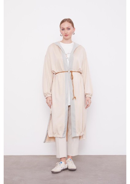 Bej Içlikli Kemer Detaylı Kap