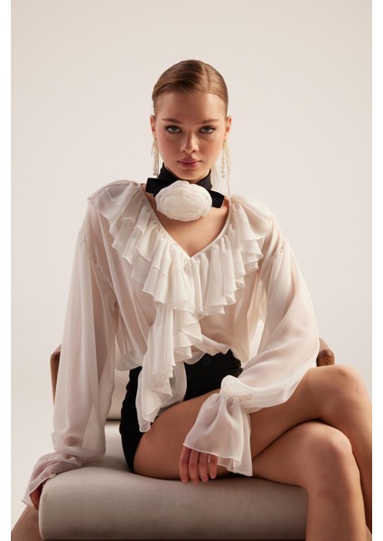 Fırfırlı Güllü Choker Aksesuarlı Şifon Sassy Gömlek Beyaz
