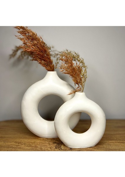 Büyük ve küçük beton vazo ikili seti, bej renk, şık ve modern dekorasyon.