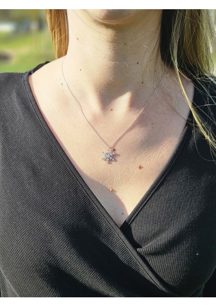 14kt Altın 0.01ct Pırlantalı Kar Tanesi Kolye