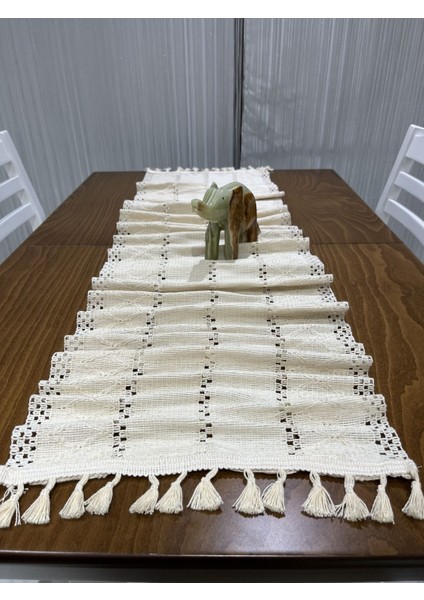 Bej pamuklu püsküllü dikdörtgen runner 35x140 cm, şık ve doğal görünüm.