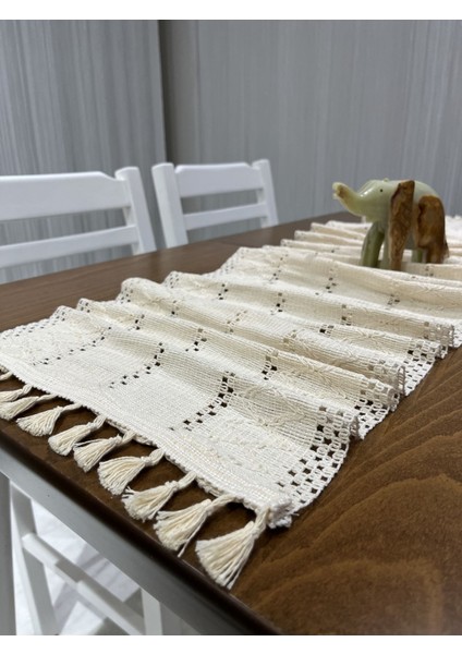 Bej pamuklu püsküllü dikdörtgen runner 35x140 cm, şık ve doğal görünüm.