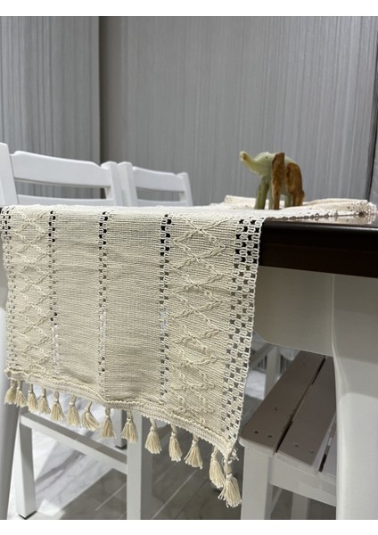 Bej pamuklu püsküllü dikdörtgen runner 35x140 cm, şık ve doğal görünüm.