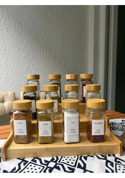 24’lü Stantlı Bambu Kapaklı Etiketli Cam Kare Formlu Baharatlık Takımı Serpme Başlıklı Baharatlık Set