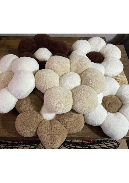 Yumuşak ve şık peluş kırlent, rahat ve dekoratif kahverengi yastık modelleri