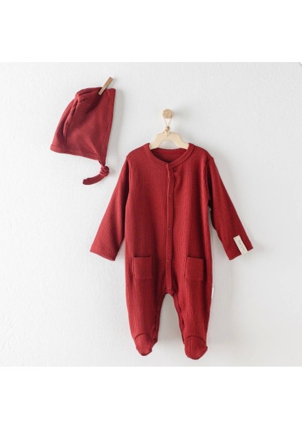 Fitilli Kumaş Şapkalı Kırmızı Tulum (Unisex) – Hem Şık Hem Rahat Bebek Tulum Seti