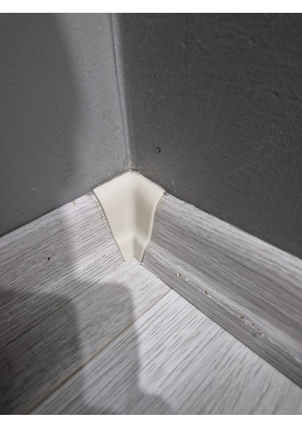 Parke Süpürgeliği Pratik Montajı İçin İç Köşe Beyaz Plastik Aparatı (6 cm Süpürgeliğe Uygun) 8 Ad.