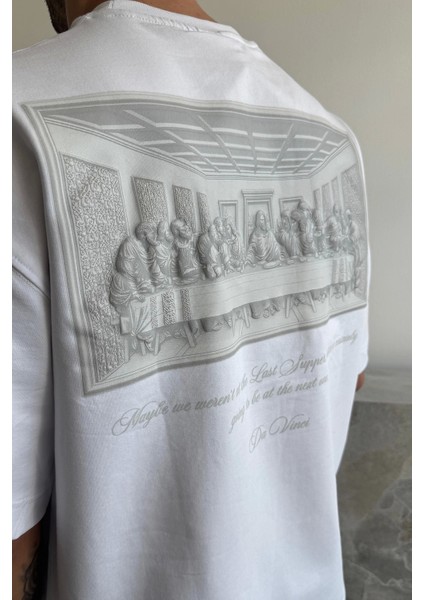 Beyaz Da Vinci Kabartma Baskılı Oversize T-Shirt modelleri