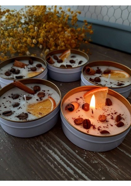 Çelik kutuda kahve ve tarçın kokulu şık mum, doğal ve sıcak ortamlar için ideal