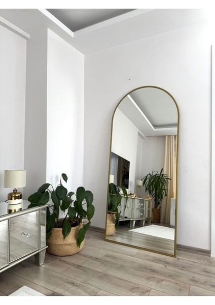 Altın renkli metal çerçeveli oval ayaklı büyük boy aynası, şık ve modern tasarım modelleri