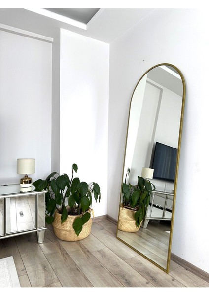 Altın renkli metal çerçeveli oval ayaklı büyük boy aynası, şık ve modern tasarım fırsatları