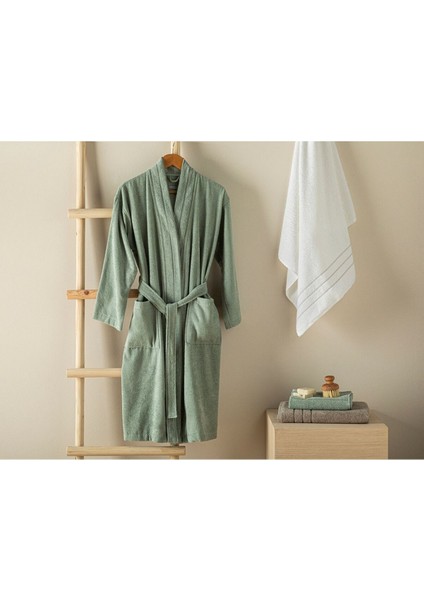 Yumuşak ve hafif pamuklu bornoz, rahatlık ve şıklık sunar