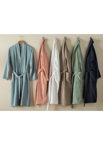Yumuşak ve hafif pamuklu bornoz, rahatlık ve şıklık sunar fırsatları