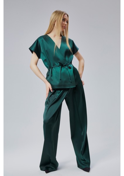 Kadın V Yaka Saten Kemerli Bluz ve Pantolon Takım fırsatları