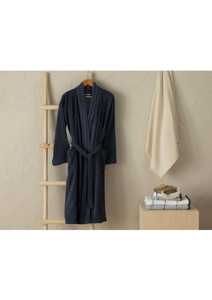 Yumuşak pamuklu antrasit bornoz, konfor ve şıklık sunar, tek veya set halinde mevcuttur